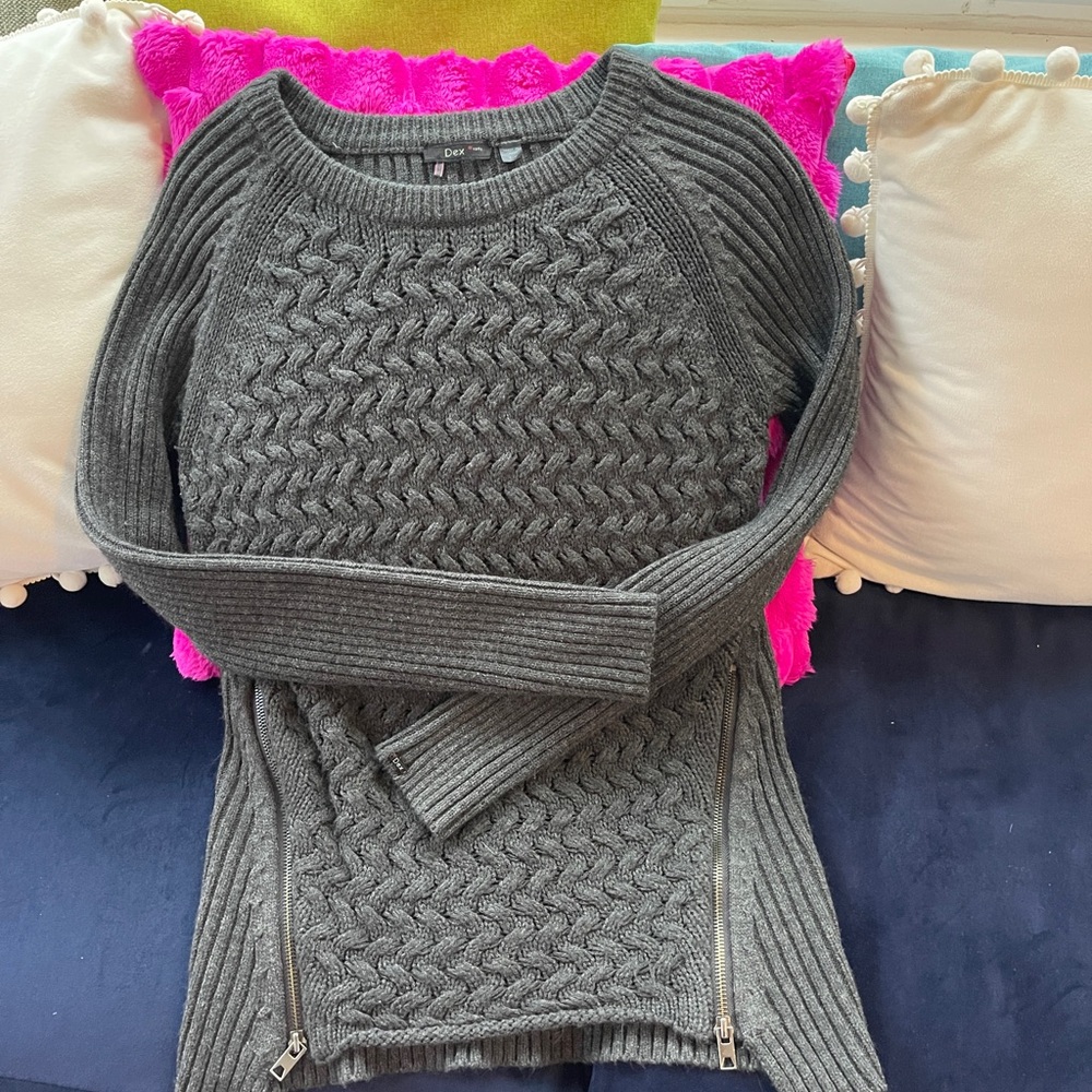 Dex; small; gray crew-neck